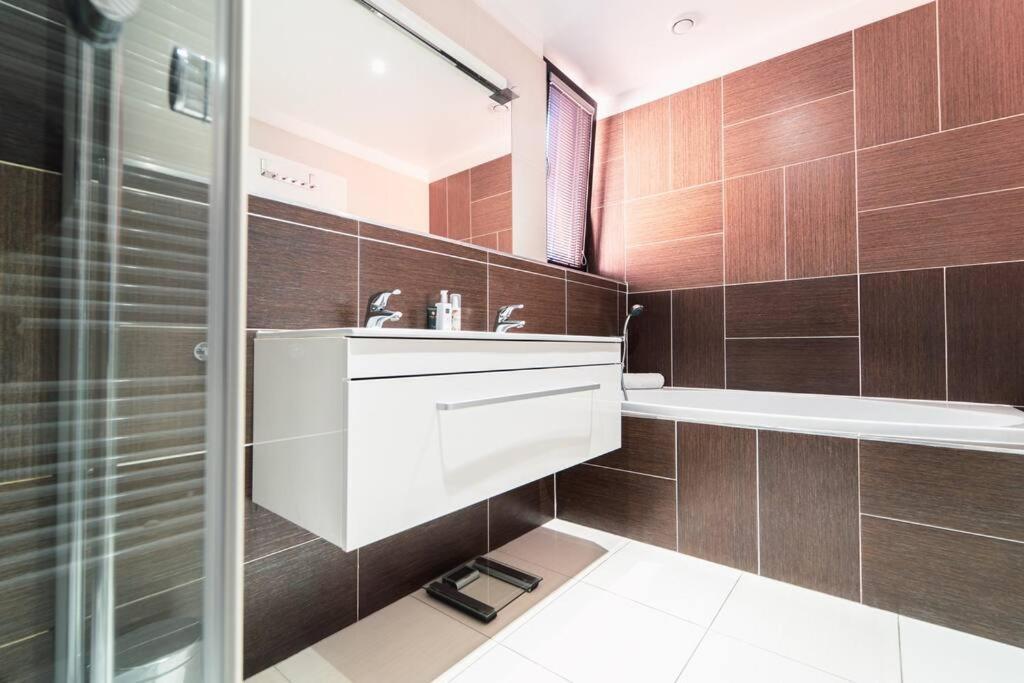 Prague Marina River View Apartment Close To City Centre Free Parking エクステリア 写真