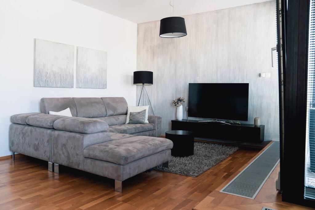 Prague Marina River View Apartment Close To City Centre Free Parking エクステリア 写真