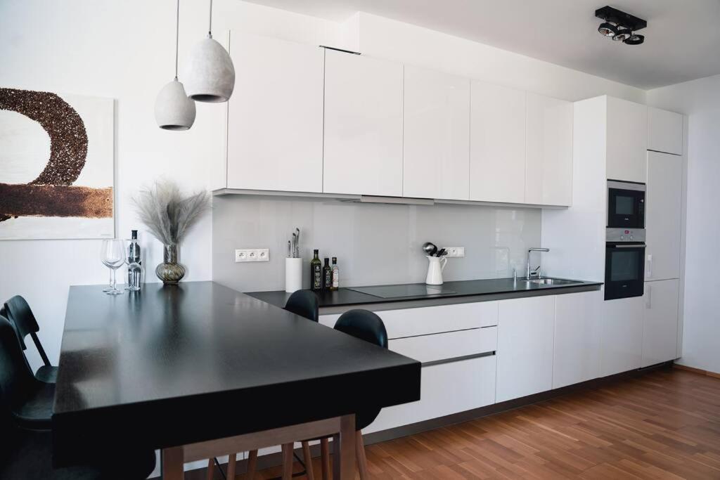 Prague Marina River View Apartment Close To City Centre Free Parking エクステリア 写真