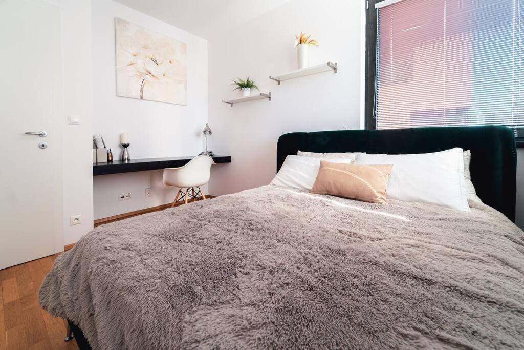 Prague Marina River View Apartment Close To City Centre Free Parking エクステリア 写真
