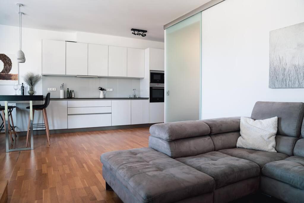 Prague Marina River View Apartment Close To City Centre Free Parking エクステリア 写真