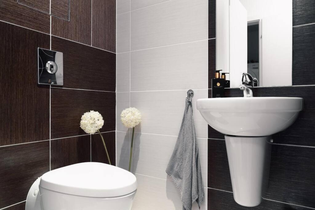 Prague Marina River View Apartment Close To City Centre Free Parking エクステリア 写真